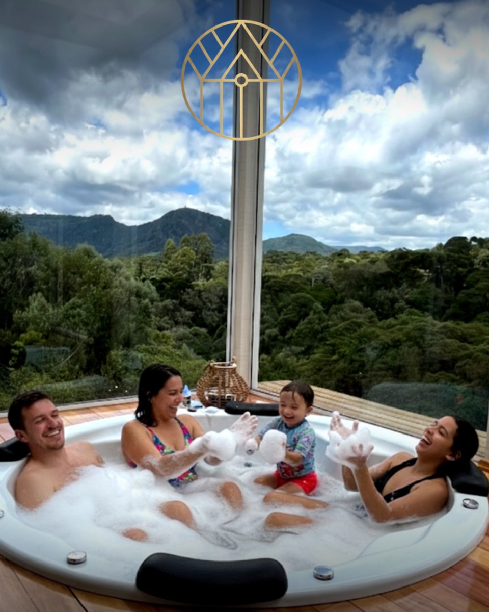 Família reunida na banheira com vista — Villa Arandú