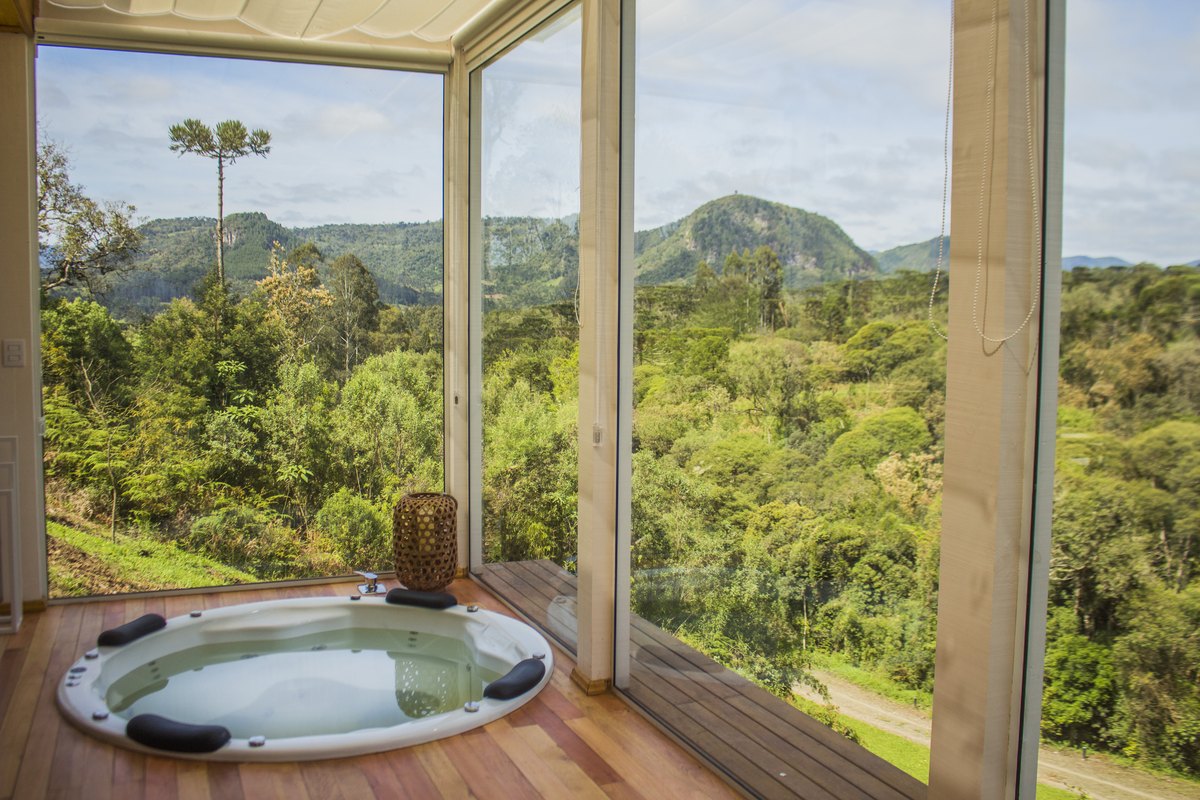 Sala com vista para as montanhas